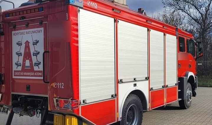 Region. Pożar wiaty, w której składowano drewno opałowe i palety