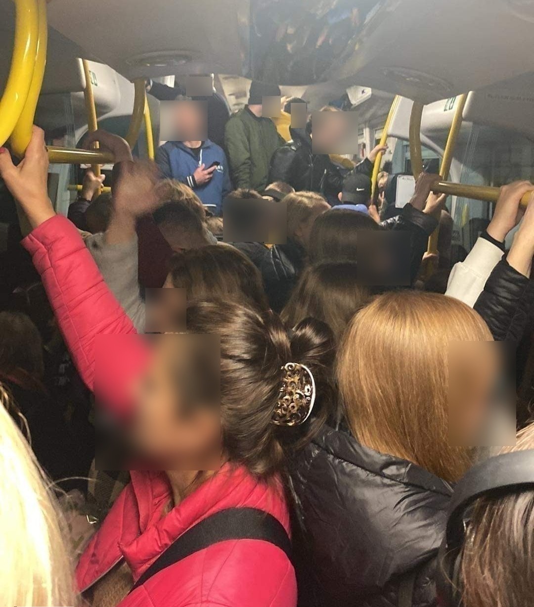 Tłoczno w pociągach. Wszyscy wyjeżdżają na święta. PKP zwiększy liczbę wagonów