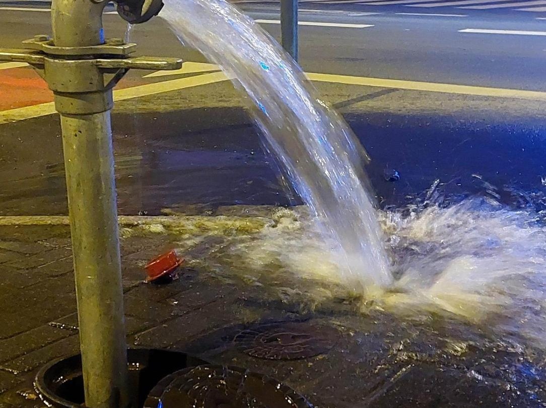 Wilda. Awaria sieci wodociągowej. Niektórzy mieszkańcy do teraz nie mają wody. "Jest słabe ciśnienie"