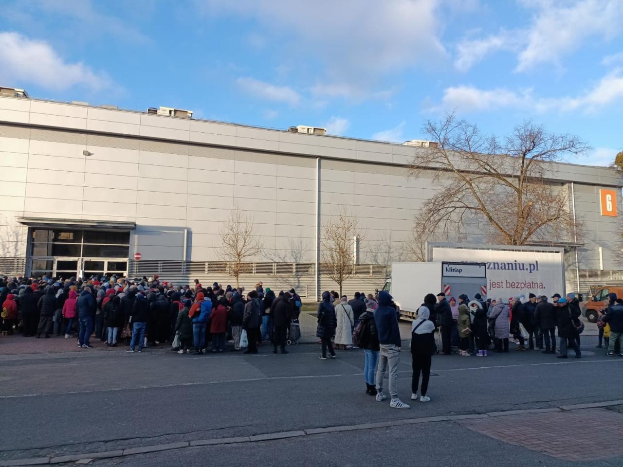 Tłumy na MTP. niedługo rusza Wigilia Caritas dla 1300 osób