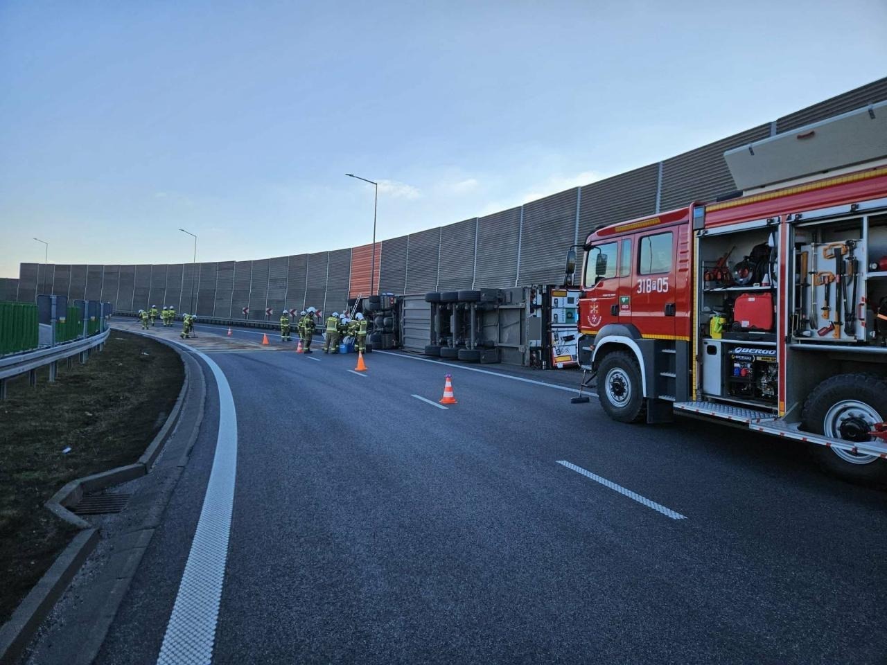 Ciężarówka na boku na A2. Duże utrudnienia pod Poznaniem!
