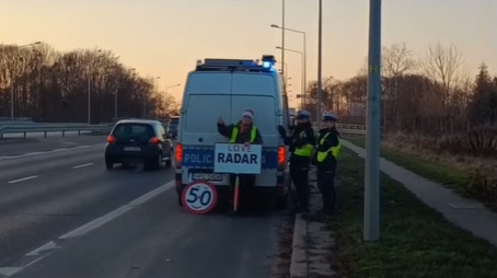 Wigilijna misja na ul. Bukowskiej. Wesoły patrol Policji połączył siły z Jerzym Radarem. Wszyscy kiwali pięknym policjantkom