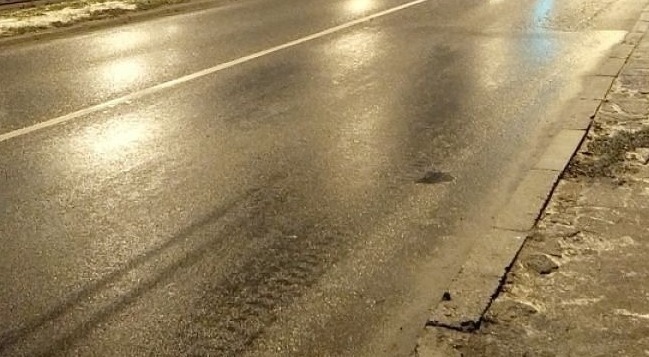 Utrudnienia na DK 36. Awaria wodociągowa spowodowała oblodzenie. Na miejsce jedzie solarka