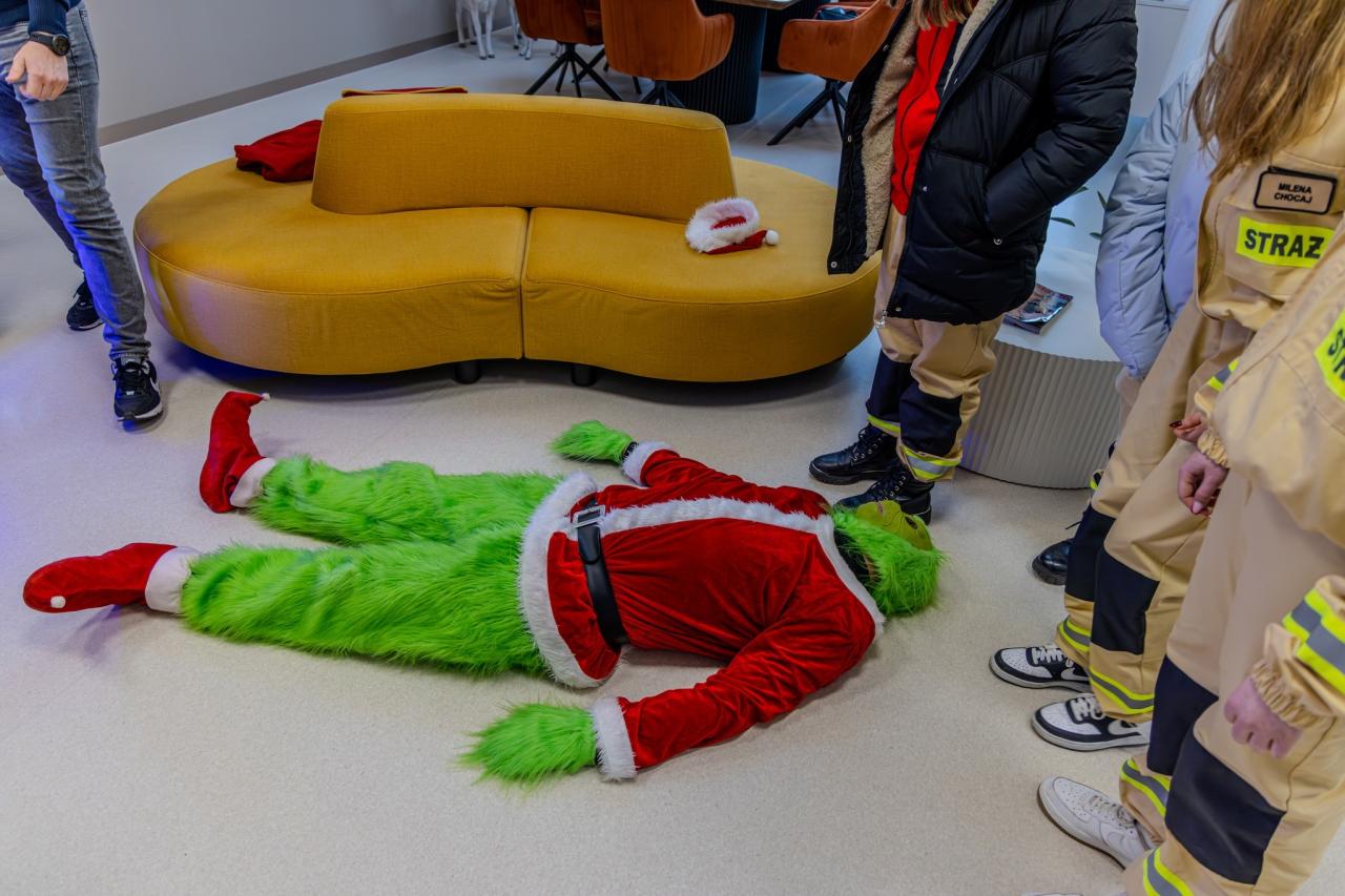 Te zdjęcia zrobiły furorę w Internecie. Niezwykła akcja Straży Pożarnej. Zrobili to dla dzieci, które podczas świąt musiały zostać w szpitalu