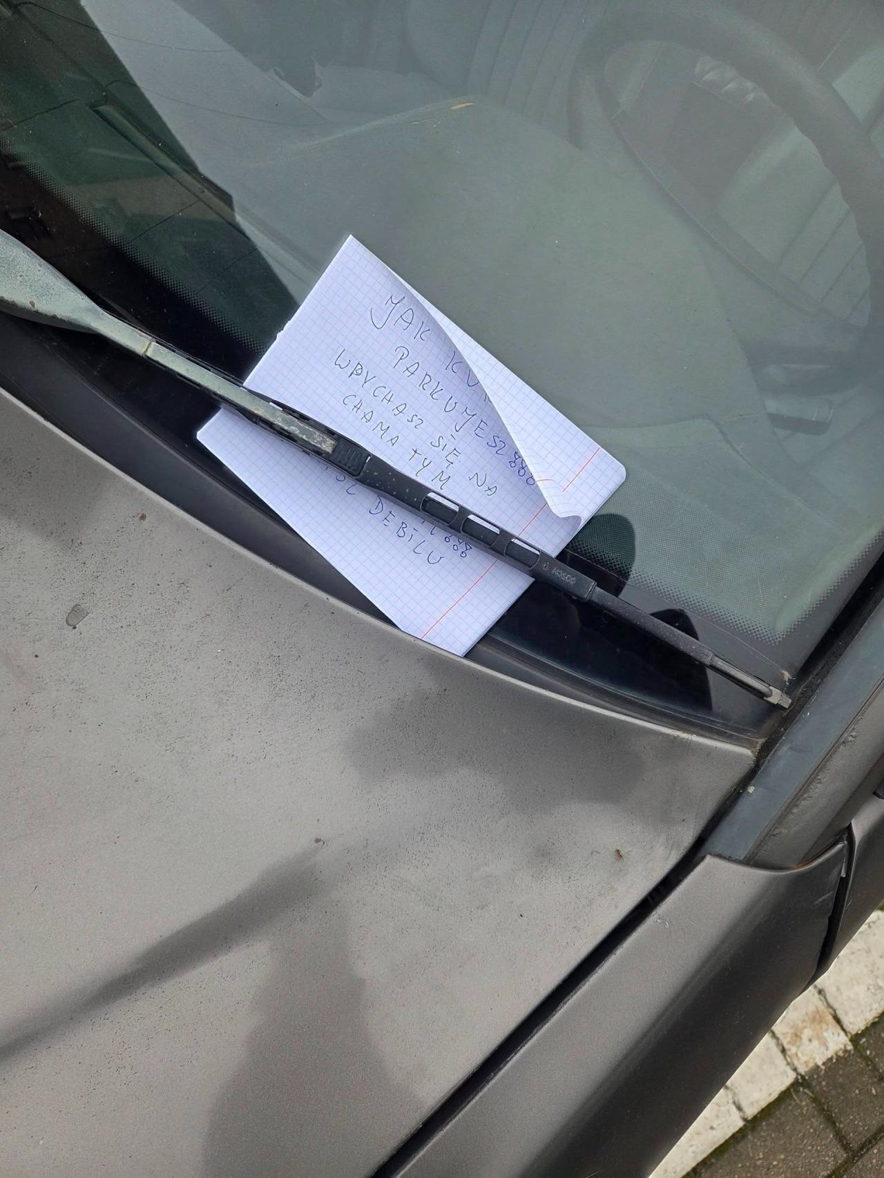 "Lokalny szeryf" Piątkowa zostawił wulgarną karteczkę pod wycieraczką samochodu. Wyzwał starszego pana od "debila". "Zgłasza policji każdą drobnostkę"