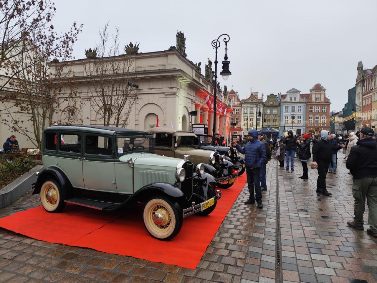 Zabytkowe samochody i armata na płycie poznańskiego Starego Rynku. Dużo się dzieje!