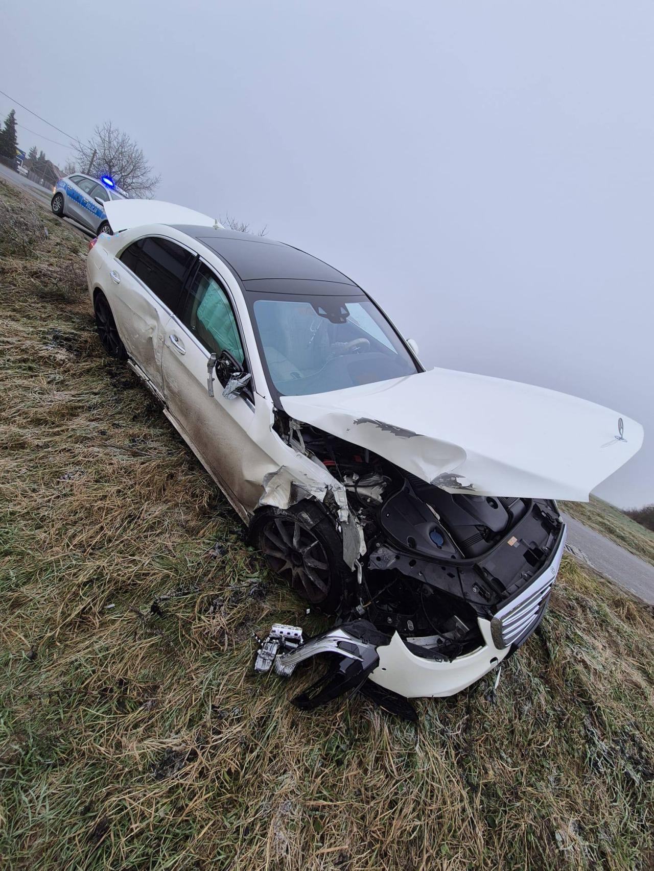 Trudne warunki na wielkopolskich drogach. Kierowca Mercedesa nie zapanował nad samochodem