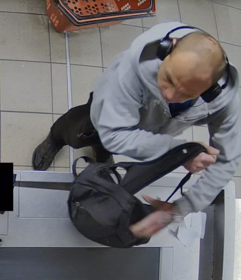 Policjanci publikują wizerunek i szukają tego mężczyzny