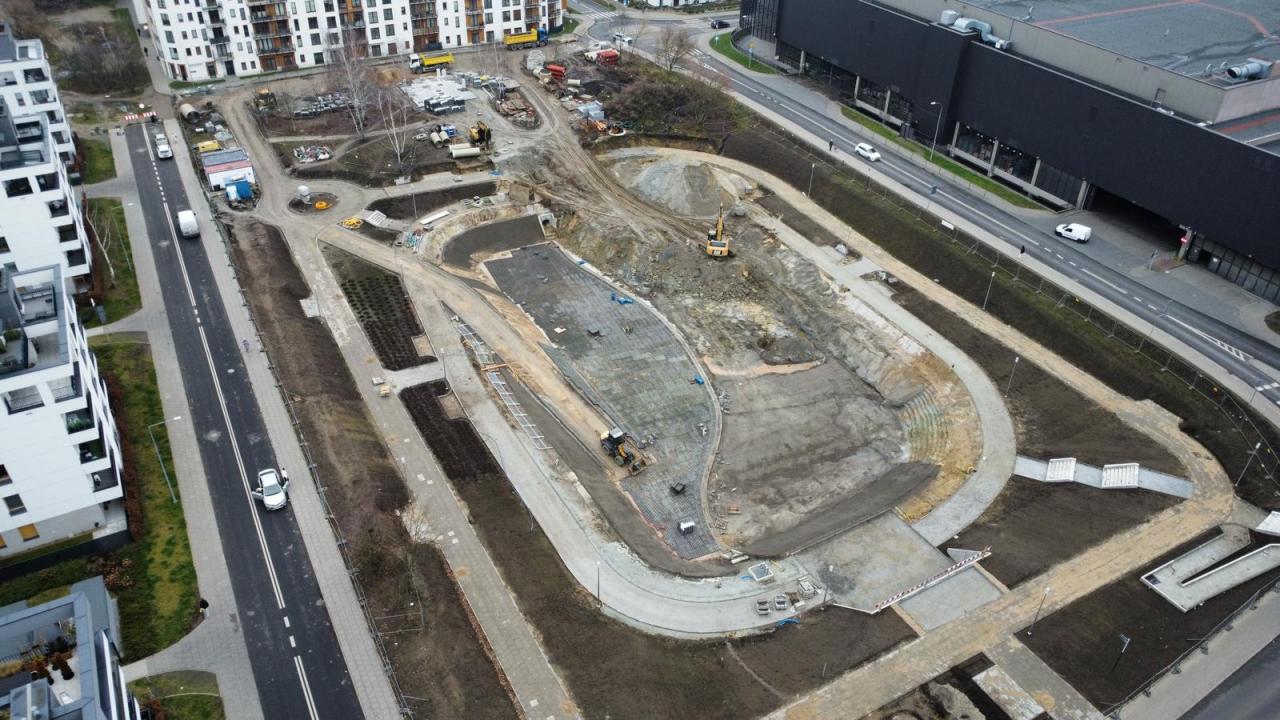 W sąsiedztwie poznańskiej galerii budują zbiornik retencyjny. Tak wygląda plac budowy