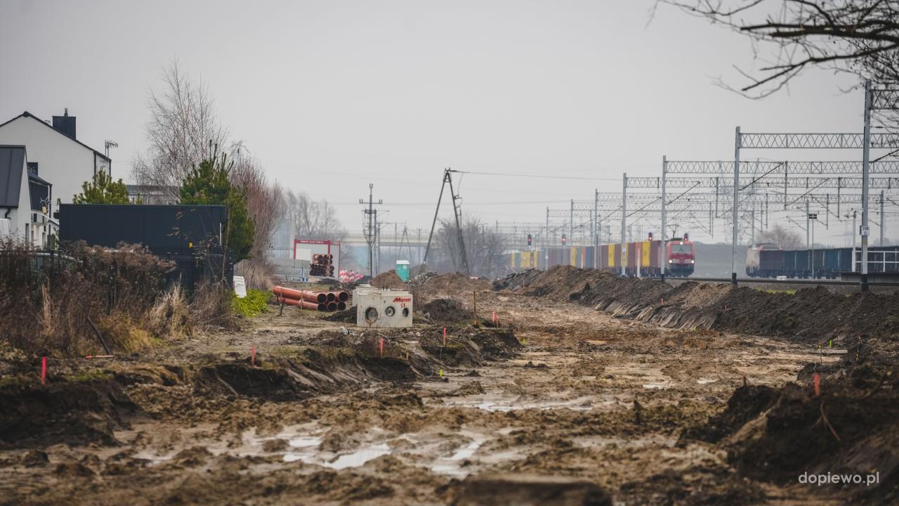 Pod Poznaniem trwa budowa nowej drogi wzdłuż torów. W planach są już kolejne odcinki