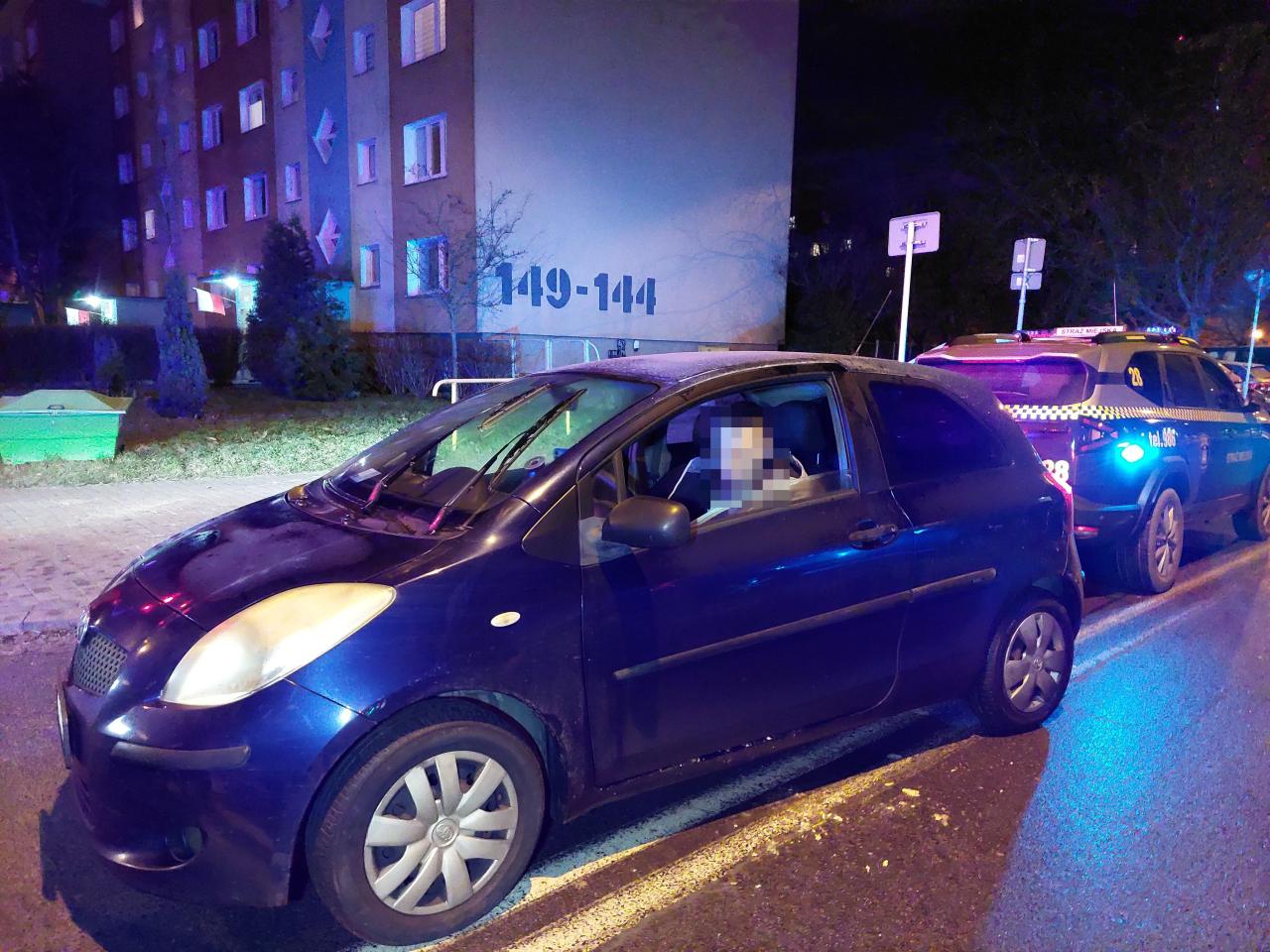 Wieczorna akcja na Ratajach. Mężczyzna wymiotował z auta, okazało się, iż wcześniej uszkodził kilka pojazdów