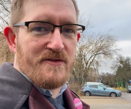 Os. Jana III Sobieskiego: były wraki i nie ma wraków. Garczewski: "jakiś dzban zamiast płacić za złomowanie i wywóz, porzuca takie auto"