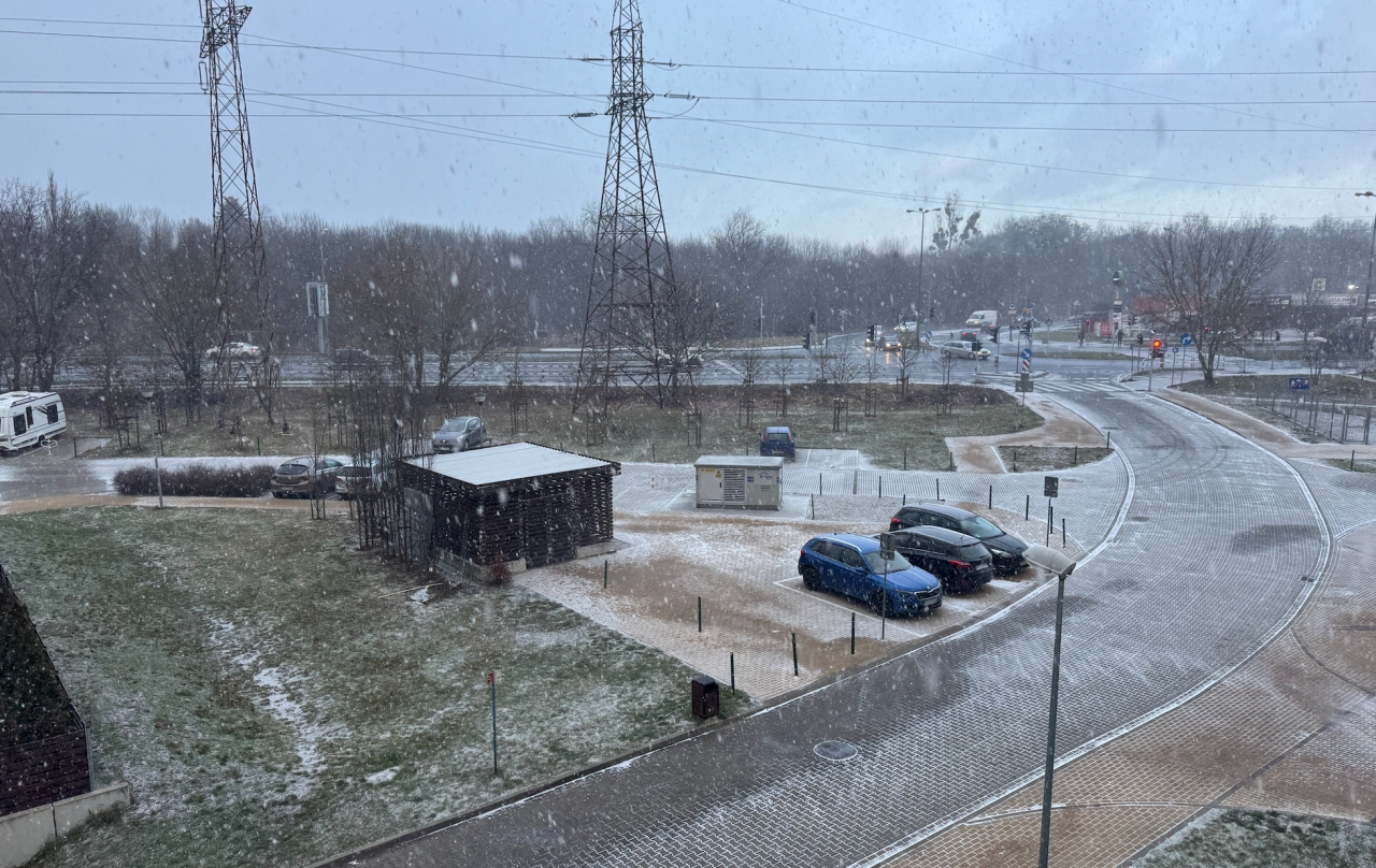 Śnieżyca w Poznaniu. Uwaga na trasach! Może być ślisko