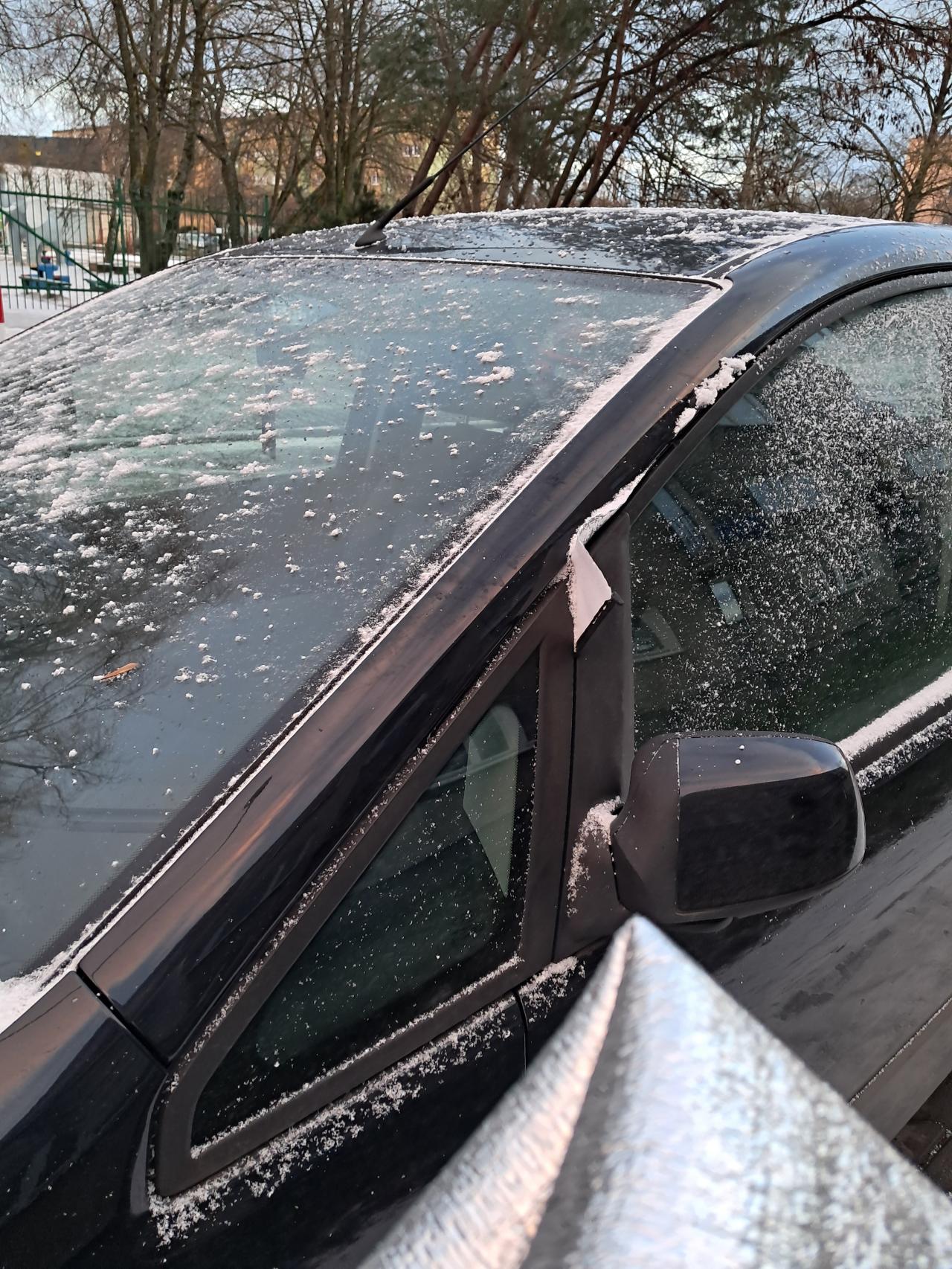 "Skąd tyle chamstwa w mieście?". Samochód mieszkańca notorycznie jest oblewany kawą lub niszczony. "Czy ja mam też komuś coś uszkodzić?"