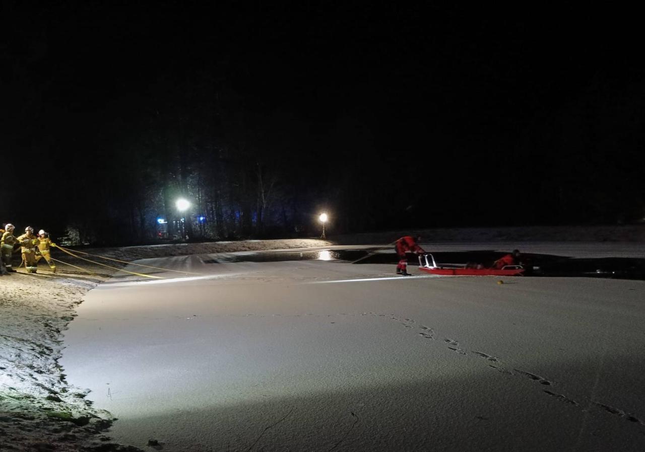 Kolejna tragiczna informacja. Nie udało się uratować również życia kobiety wyłowionej ze stawu pod Poznaniem