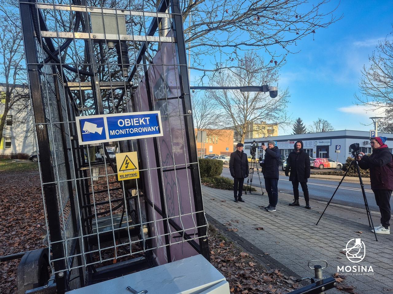 Nietypowa instalacja stanęła w podpoznańskiej gminie. Z dnia na dzień może zmieniać kolor