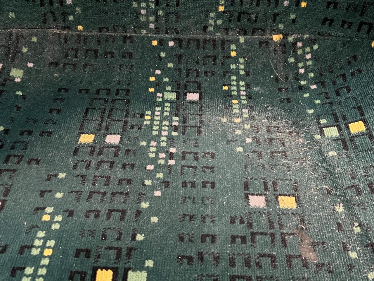 "Muzeum trwałych śladów po kawie, błocie i historii miasta" na siedzeniach w tramwajach? "W MPK Poznań siadanie bywa aktem odwagi"