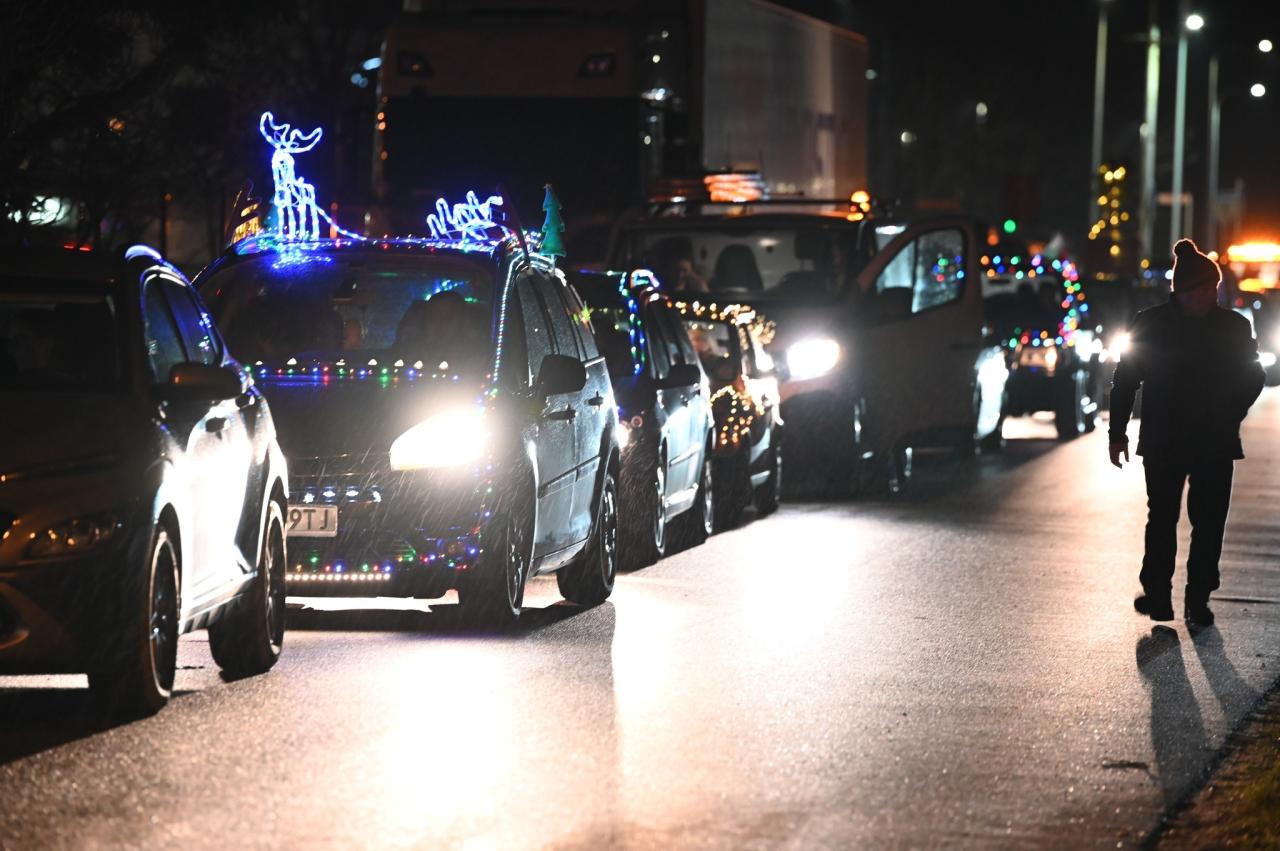 Wójt jeździł po podpoznańskiej gminie i składał życzenia mieszkańcom. W towarzystwie migoczących aut