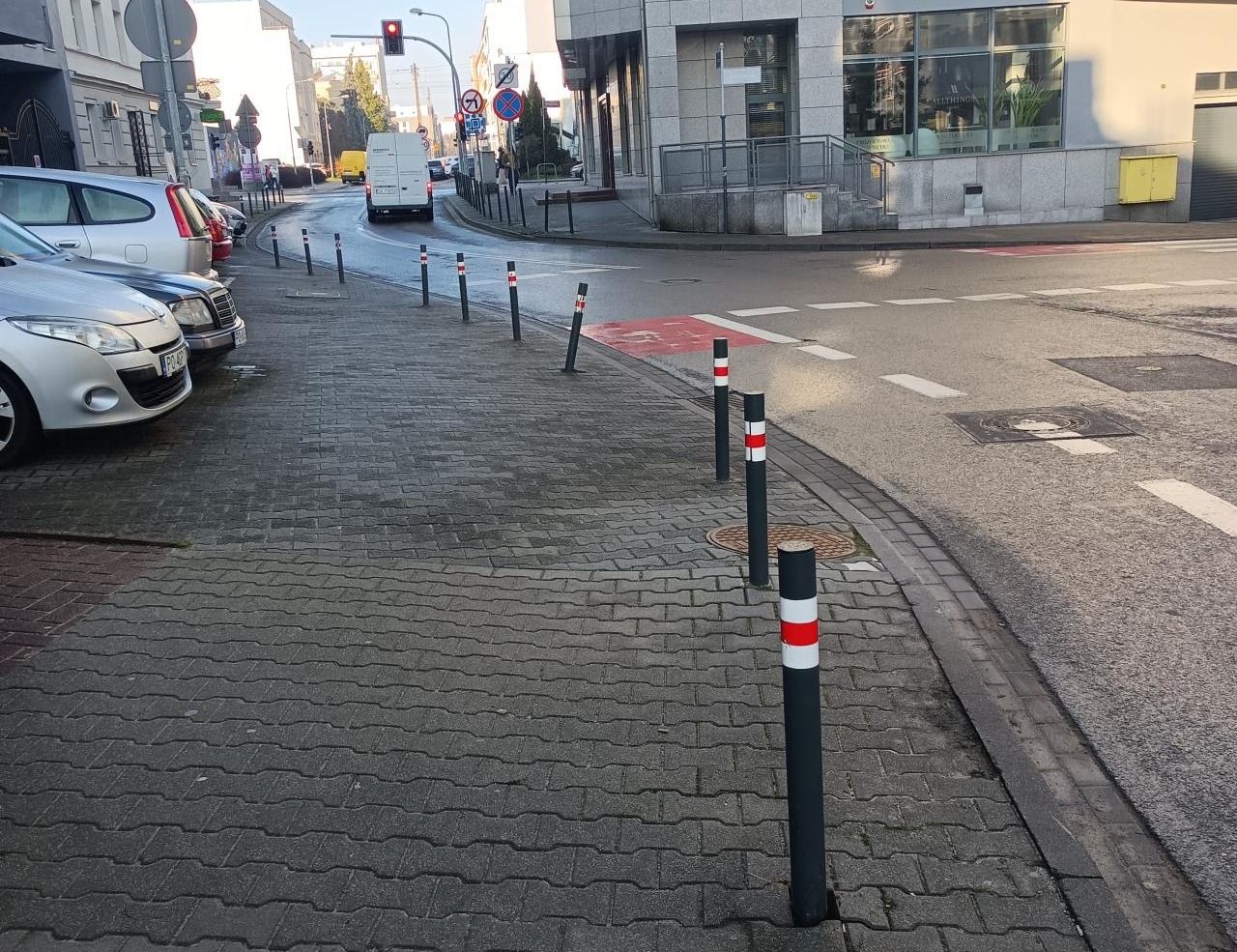 Słupki na miejscach parkingowych. "Po co? W jakim celu?"