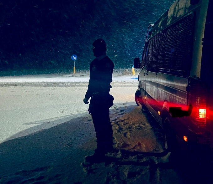 Wszedł do poznańskiego sklepu, wziął dwa piwa i chciał wyjść. Gdy sprzedawca zareagował, wyciągnął pistolet