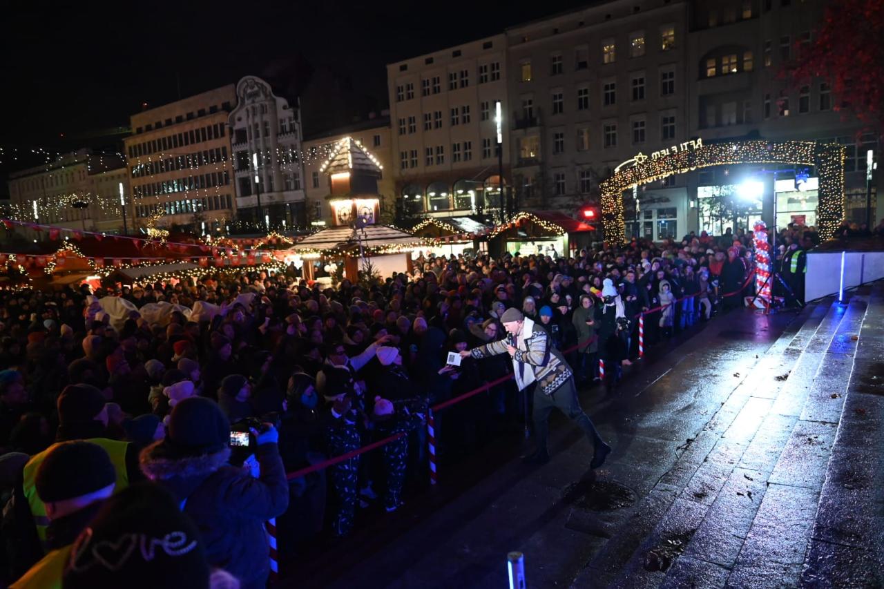 Koncert noworoczny z popularnym artystą przyciągnął na pl. Wolności tłumy