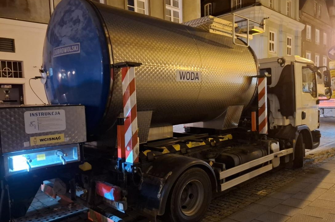 Awaria wodociągowa na poznańskim osiedlu potrwa dłużej niż planowano. "Konieczne jest skucie grubej warstwy betonu."