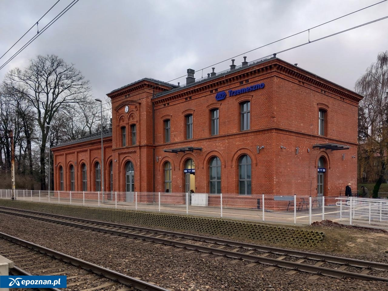 Niedawno odzyskał blask za miliony, a już nosi ślady zniszczeń. Ktoś ostrzelał zabytkowy dworzec w regionie