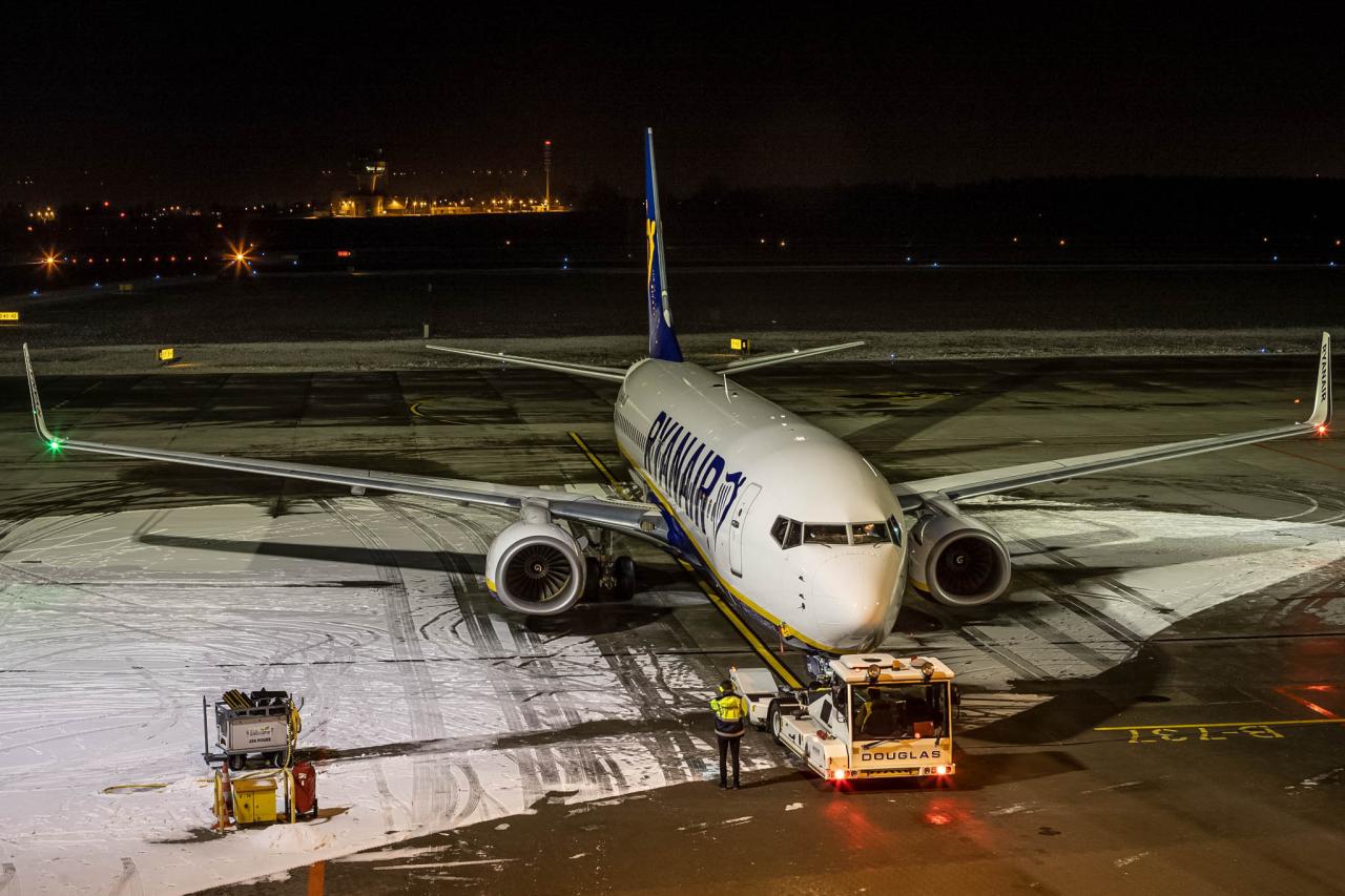 Zima na poznańskim lotnisku. Pasażerowie muszą uzbroić się w cierpliwość