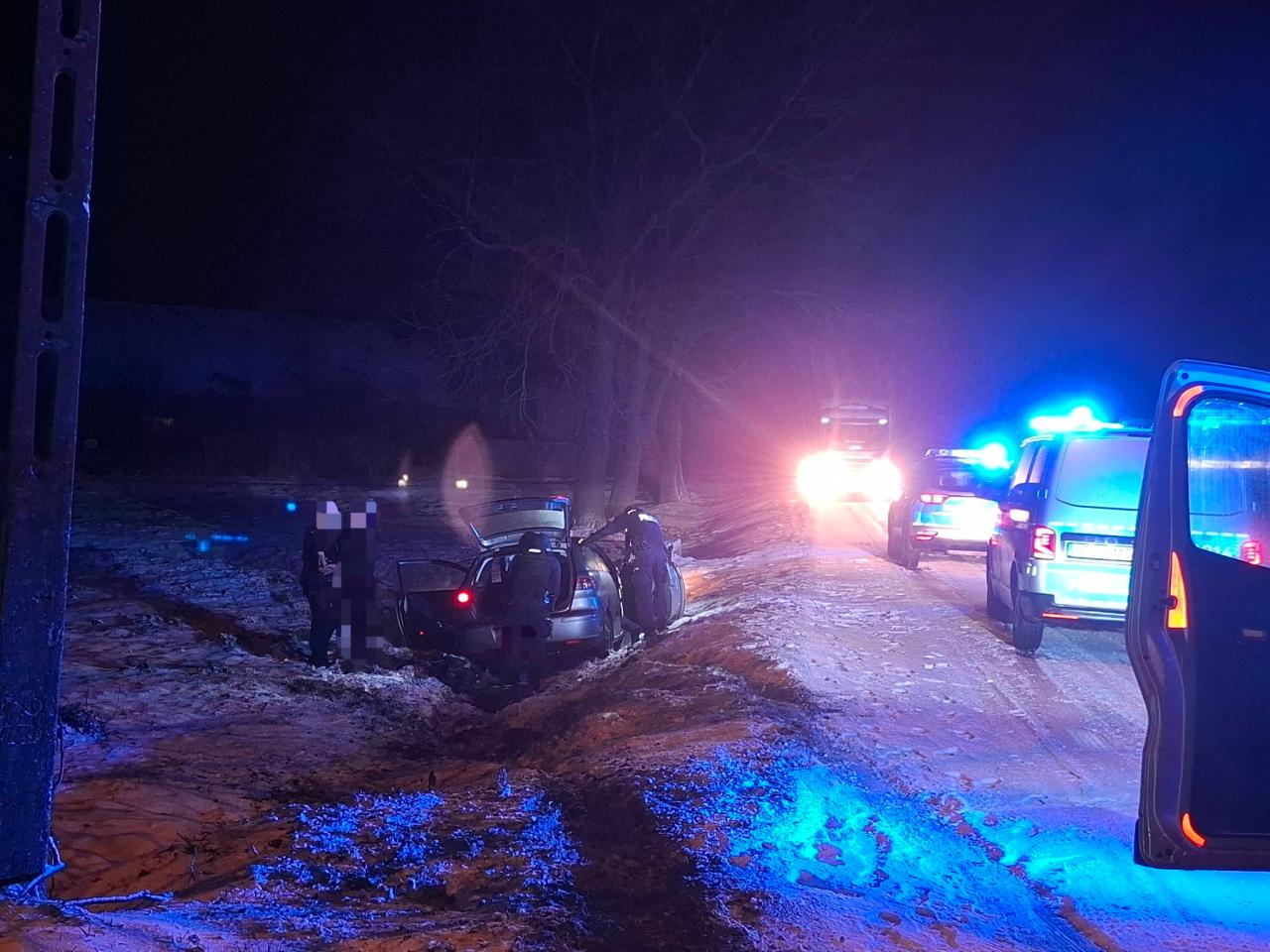 Policyjny pościg przez trzy powiaty zakończony w rowie. Wiadomo, dlaczego kierowca uciekał