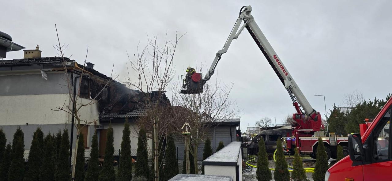 Pożar pod Poznaniem. "Dwie rodziny straciły dach nad głową"