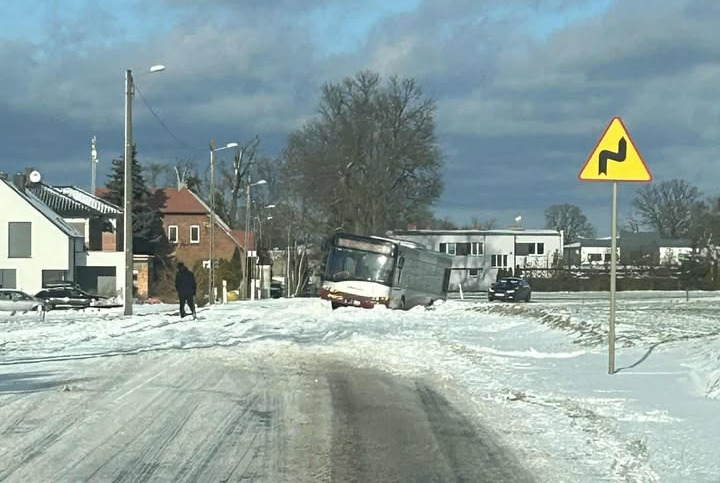 Zimowa aura i trudne warunki na drogach w naszym regionie. "Uważajcie na siebie"
