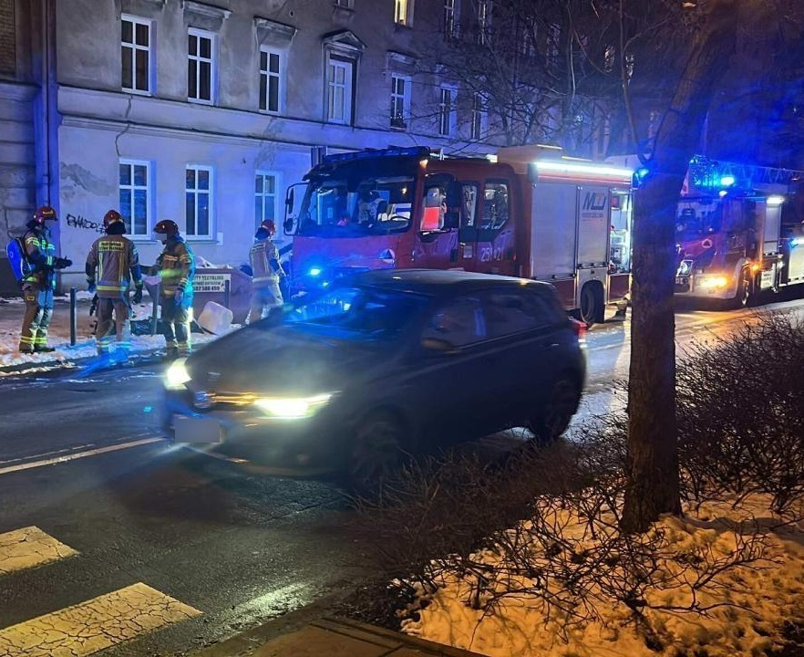 Fabryczna: służby pomagały wejść do mieszkania. Na miejscu stwierdzono zgon