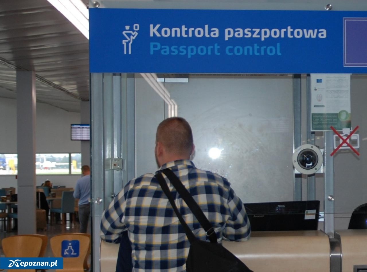 Skandaliczne warunki odprawy paszportowej na Ławicy? W śniegu i mrozie czekali kilkadziesiąt minut na zewnątrz budynku