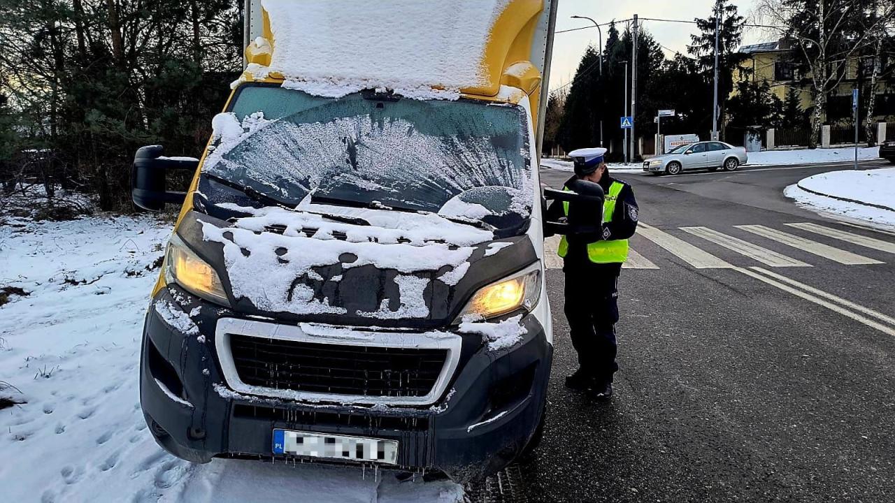 Dostał mandat za oblodzone szyby. Wielkopolska policja ostrzega osoby, które nie chcą odśnieżać swoich samochodów