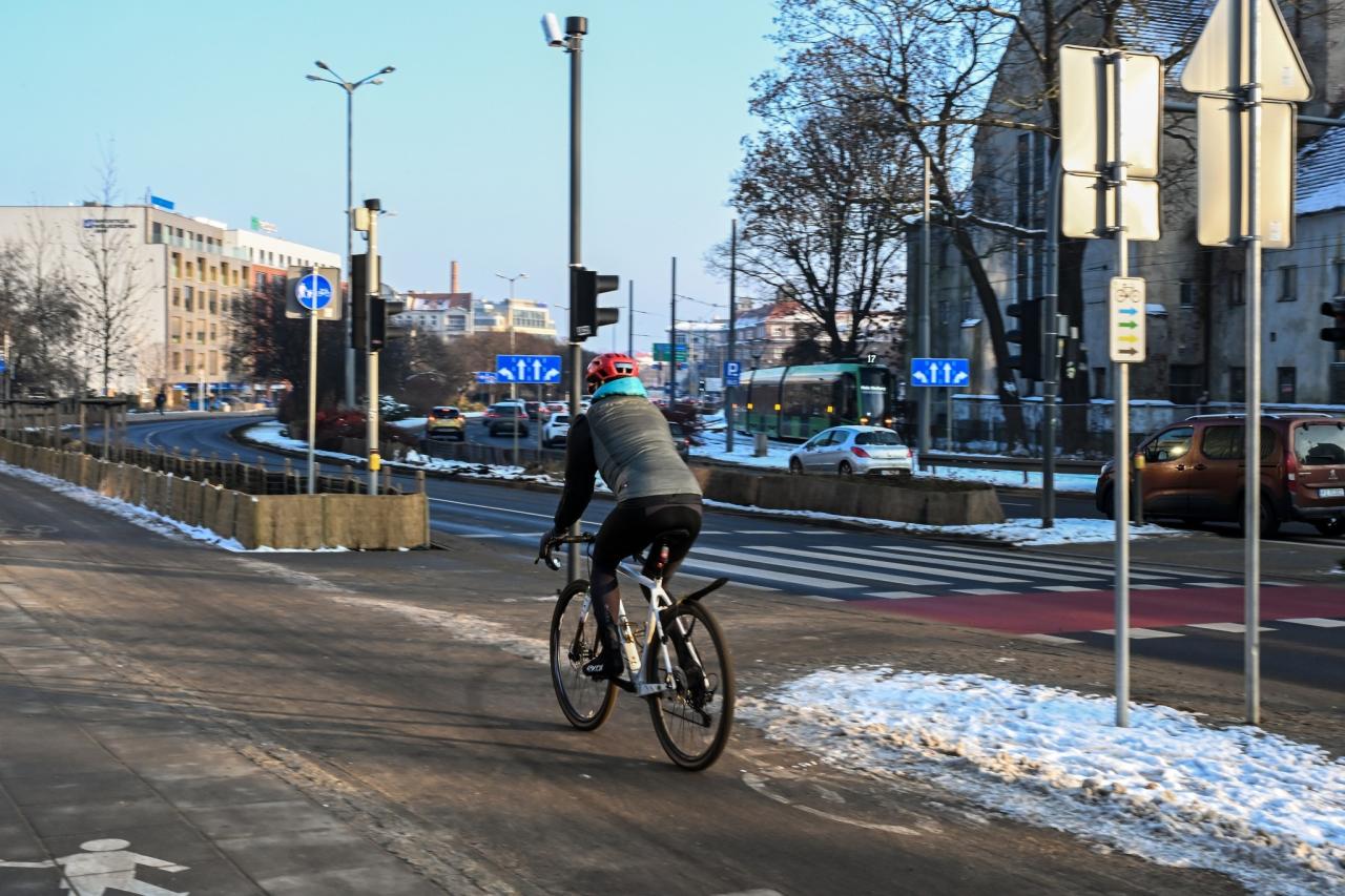 W Poznaniu choćby zimą można dojeżdżać do pracy rowerem. Jacek Jaśkowiak: "mróz i śnieg nie są przeszkodą"