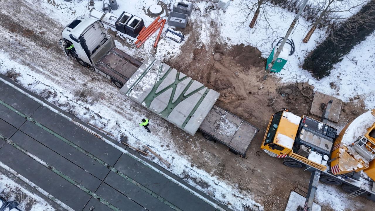 Mroźna zima wydłuży prowadzenie prac na węźle Wierzbięcice i Ratajczaka? Montują pierwszy rozjazd tramwajowy