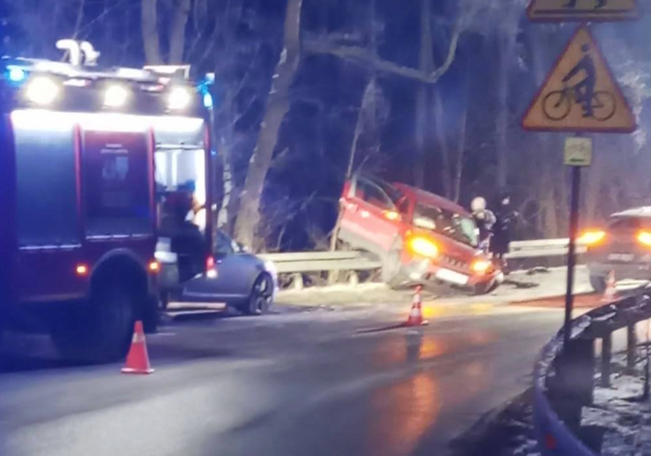 Wypadek z udziałem dwóch samochodów w Poznaniu