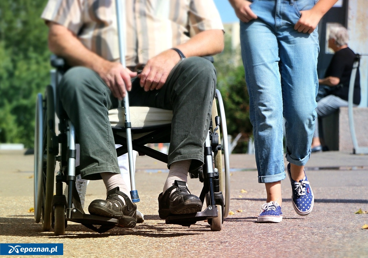 Poznaniacy w potrzebie będą mogli liczyć na pomoc asystentów. Jak zgłosić się po bezpłatne wsparcie?