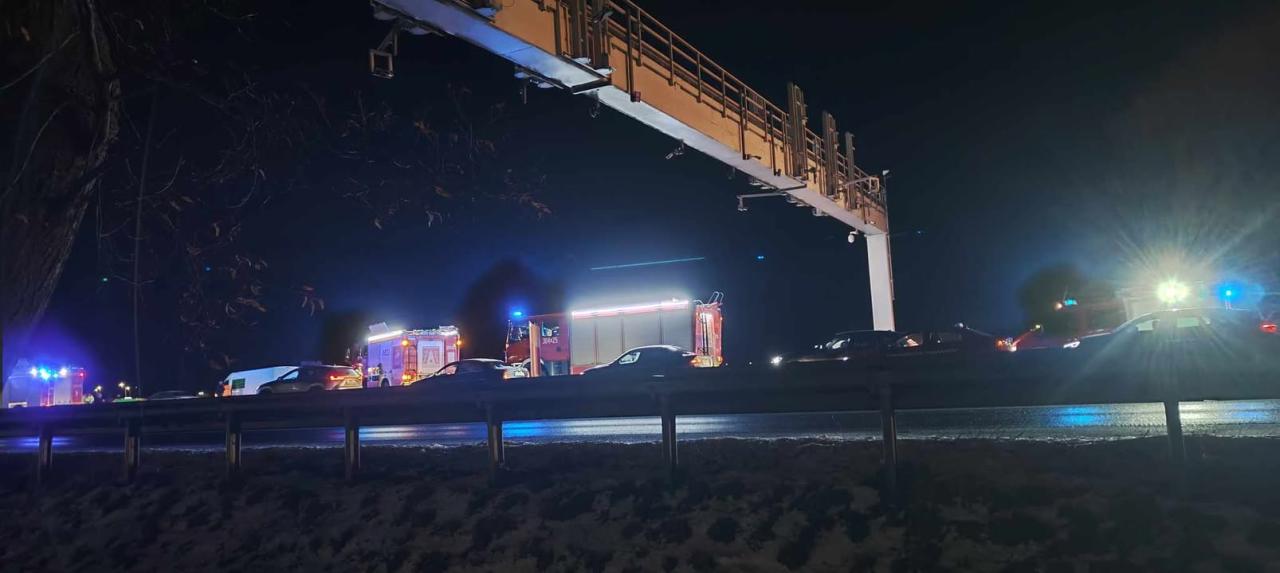 Wieczorne zderzenie dwóch pojazdów na drodze krajowej pod Poznaniem. Kierowcy stali w korku
