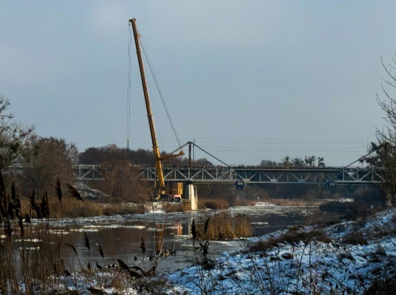 Ogromny dźwig pracował na placu budowy w regionie. "Historia dzieje się na naszych oczach"