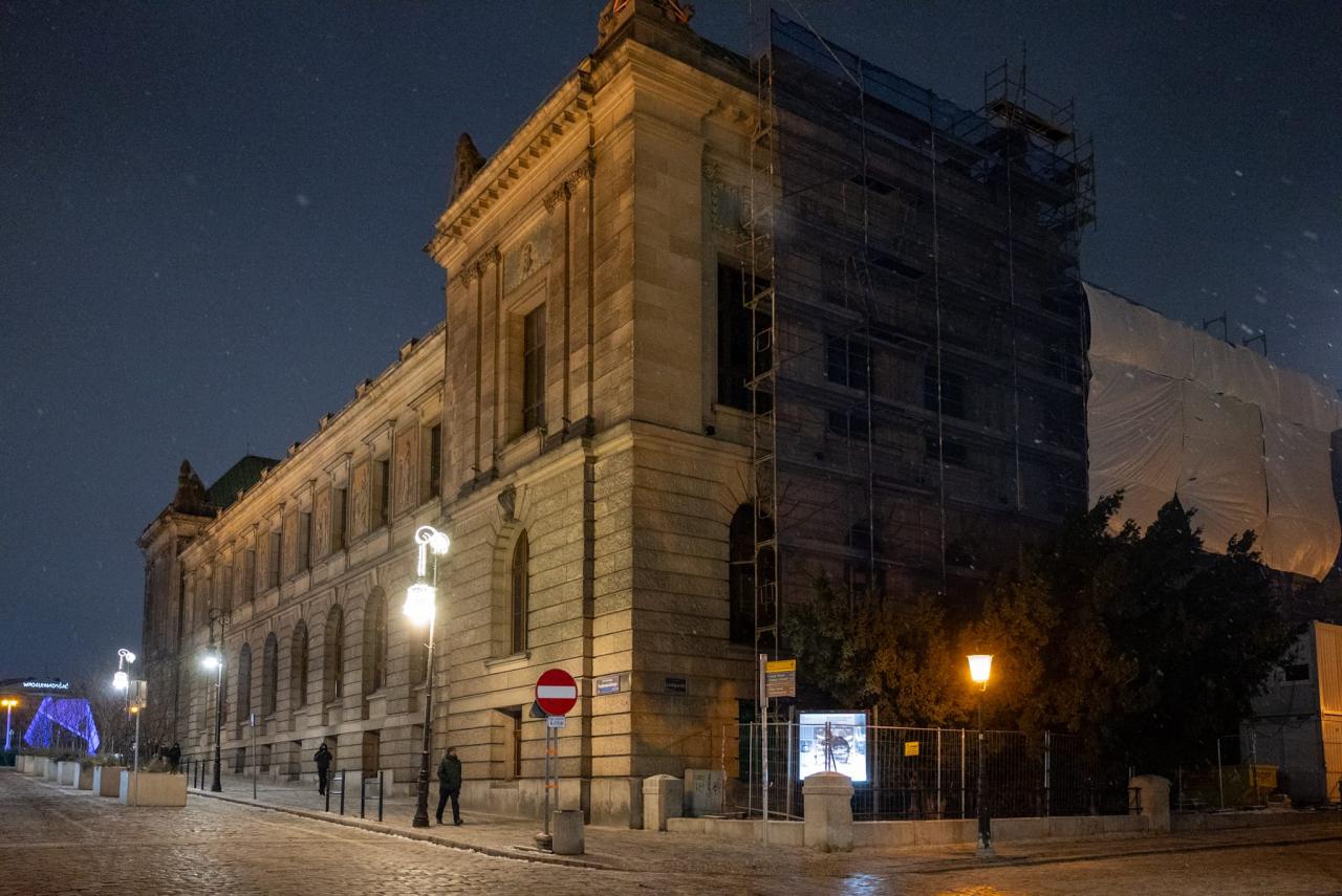 Fasada jednego z najbardziej znanych budynków w Poznaniu przechodzi metamorfozę. Widać już coraz więcej