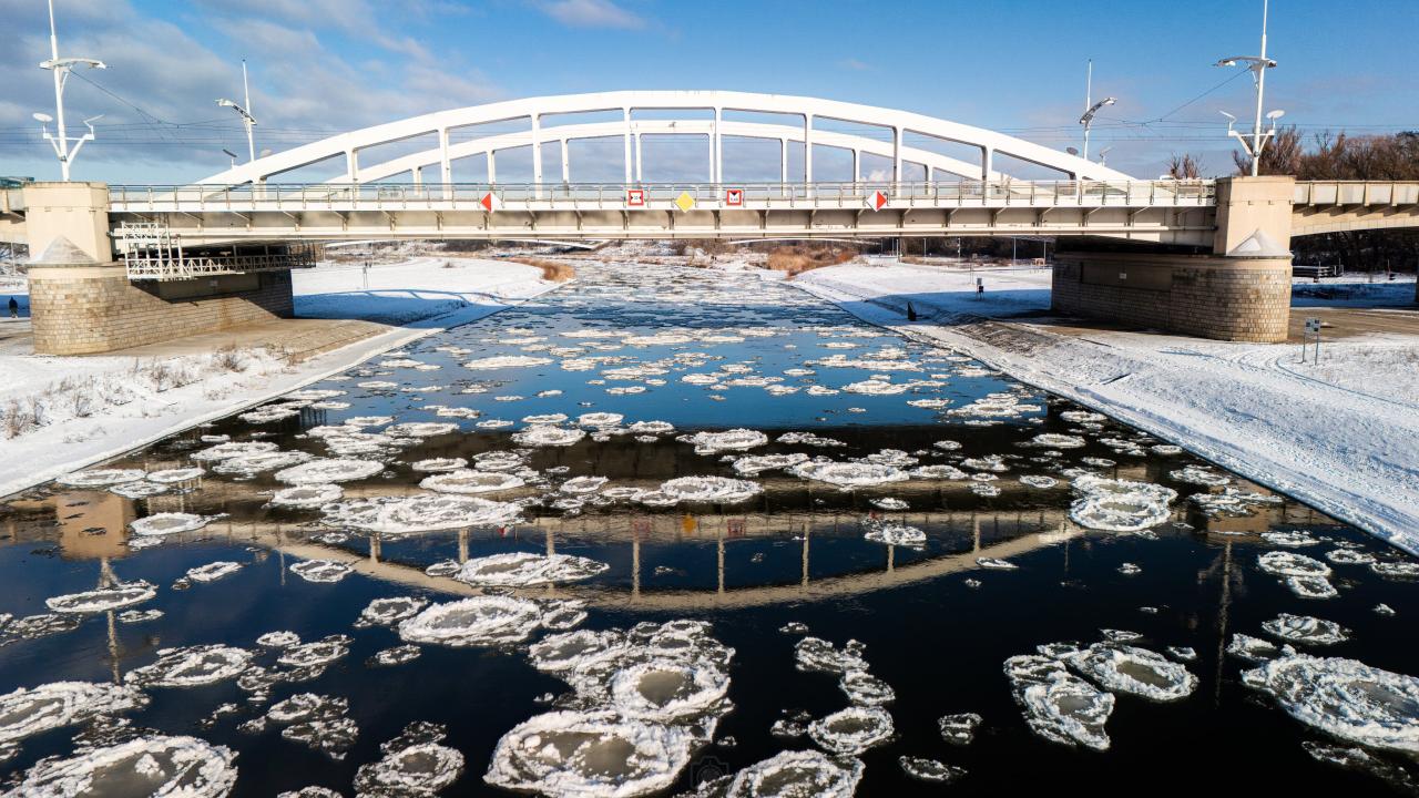 Tak Warta w Poznaniu prezentuje się w zimowej odsłonie. Rzekę pokrył śryż