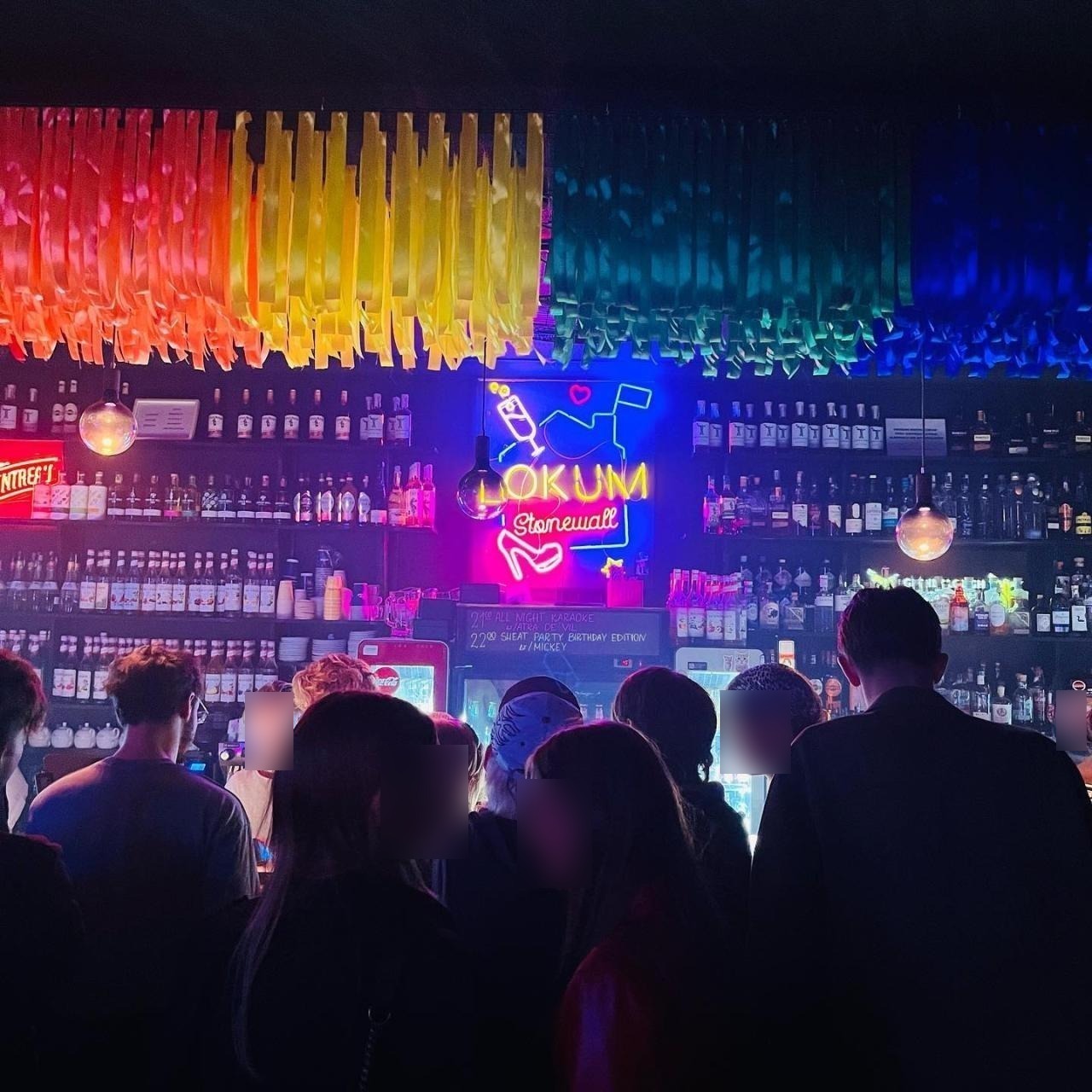 Dyskryminacja w poznańskim lokalu LGBTQ+? Stały klient twierdzi, iż wyrzucono go "za osobowość". Pracownicy mówią coś innego