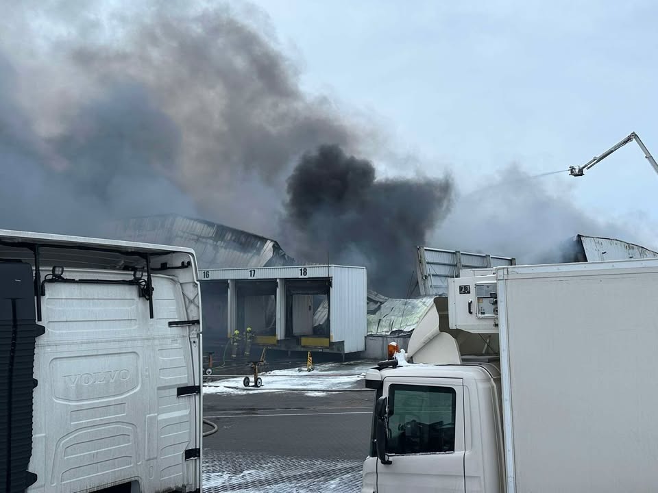 Po gigantycznym pożarze pod Poznaniem: wojewódzka policja przejmuje sprawę, straty szacowane na setki milionów złotych