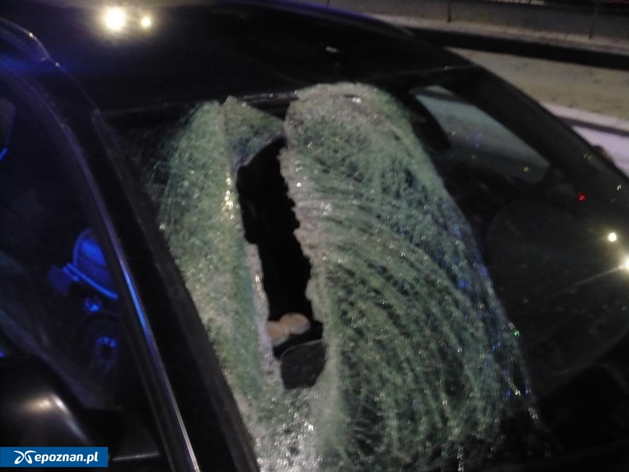 Poszukiwany kierowca ciężarówki, z której bryła lodu wybiła szybę w osobówce. Pasażerka walczy o wzrok