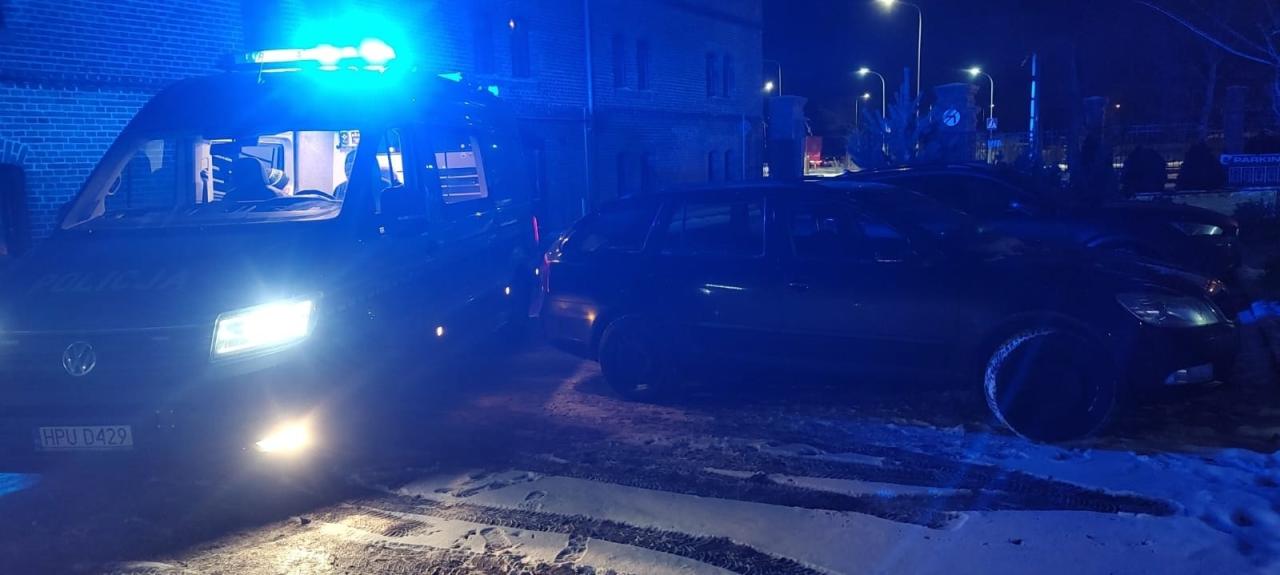 Miał sądowy zakaz prowadzenia pojazdów. Doigrał się. Auto trafiło do depozytu, a mężczyzna do pomieszczenia dla zatrzymanych