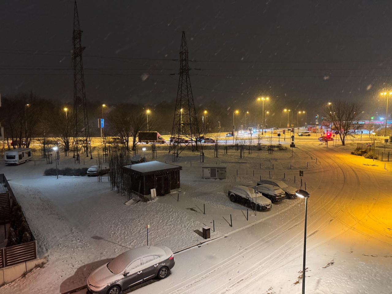 Poznań pod kolejną warstwą śniegu! Trudne warunki na drogach