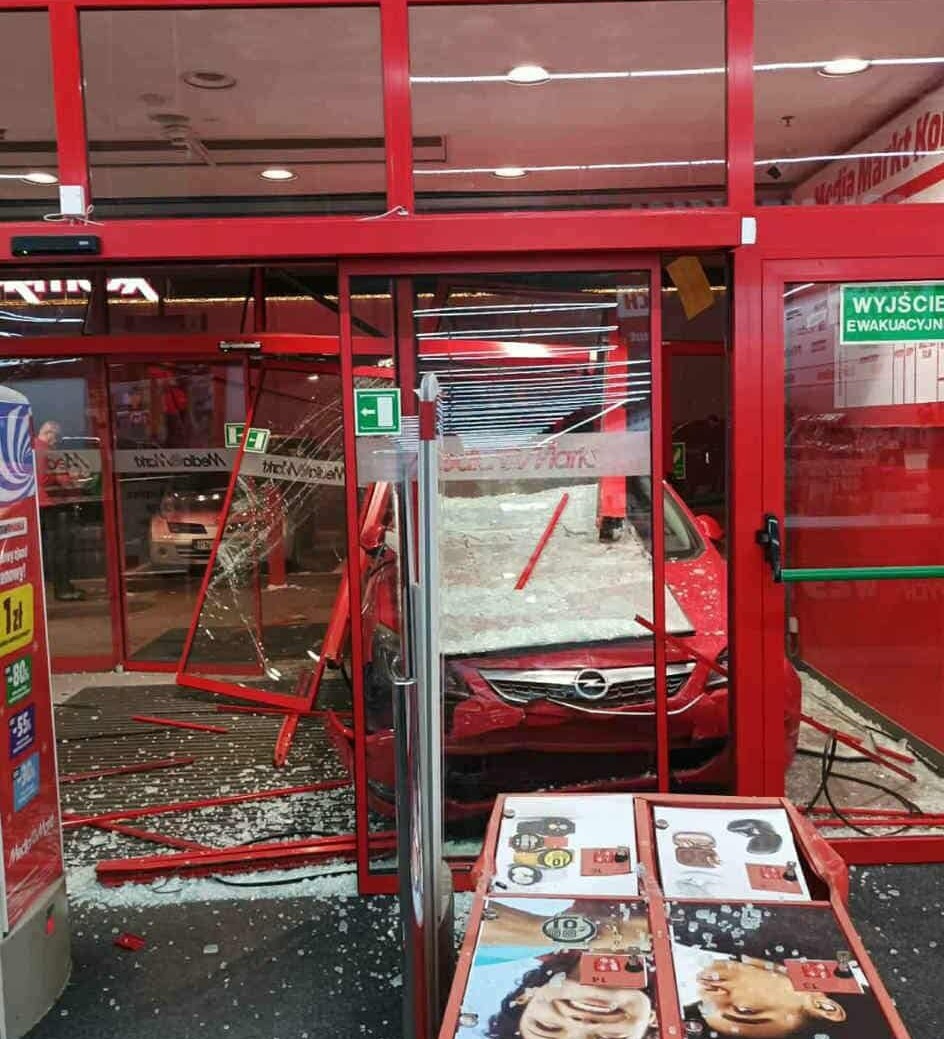 Niebezpieczna sytuacja w regionie. Auto "wjechało" w witrynę sklepu