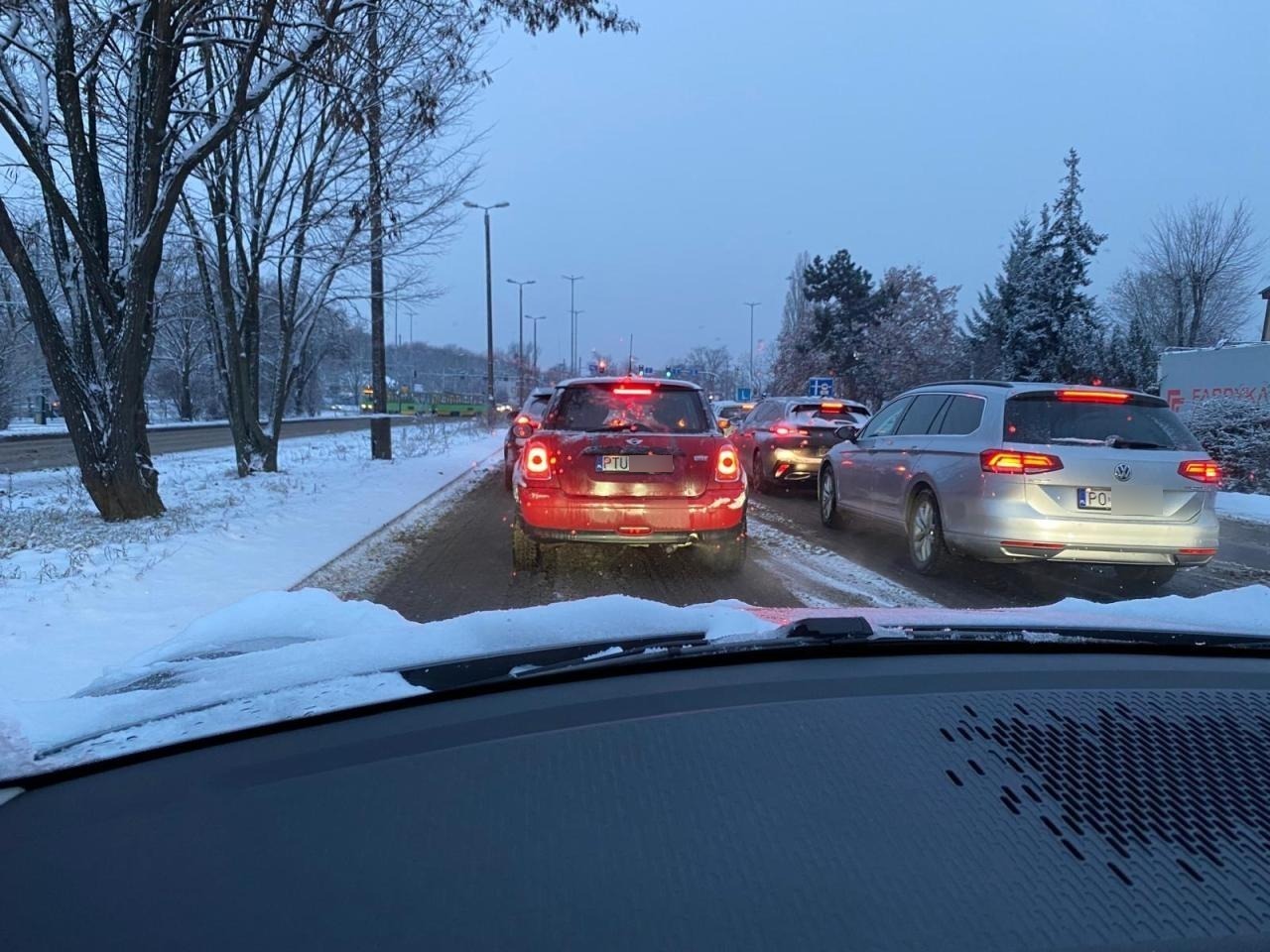 Mariusz Wiśniewski o kolejnym ataku zimy: drogowcy działają, ale warunki są trudne