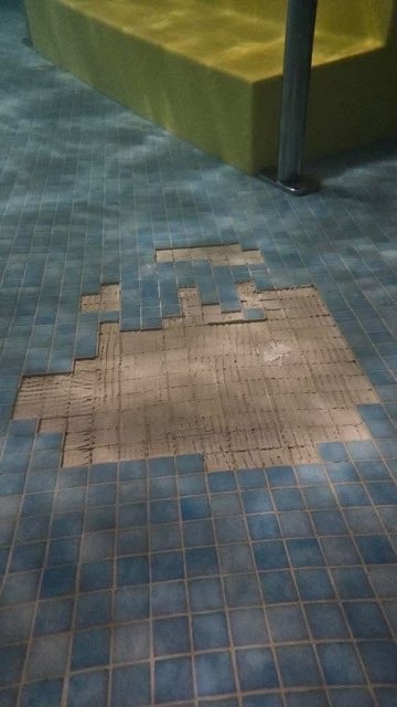 Zagrożenie w basenie dla dzieci na terenie Term Maltańskich? Posadzka z ubytkami, jest reakcja aquaparku